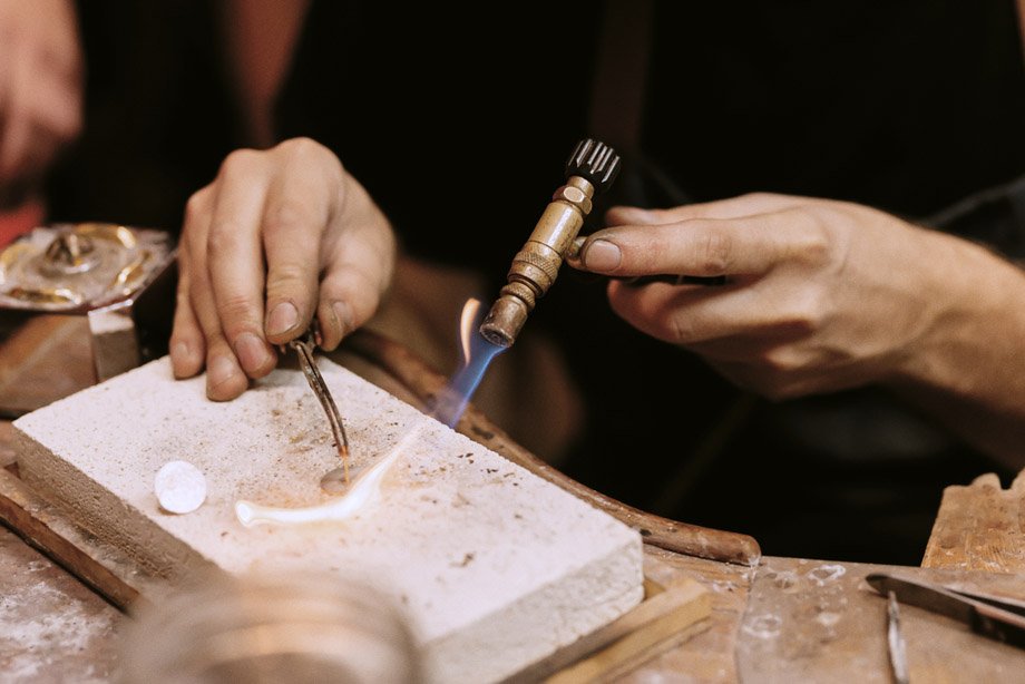 El diseño es el corazón de cualquier colección de joyas. Es donde la visión se materializa y las ideas toman forma.