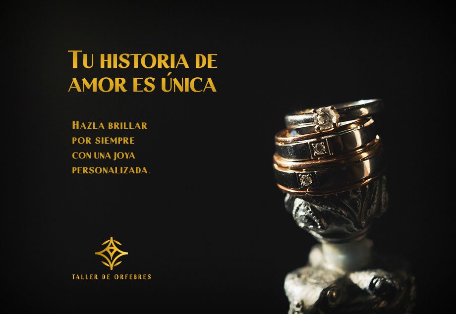 Anillos de compromiso personalizados en oro blanco y oro rosa, exhibidos sobre base escultórica - Taller de Orfebres.