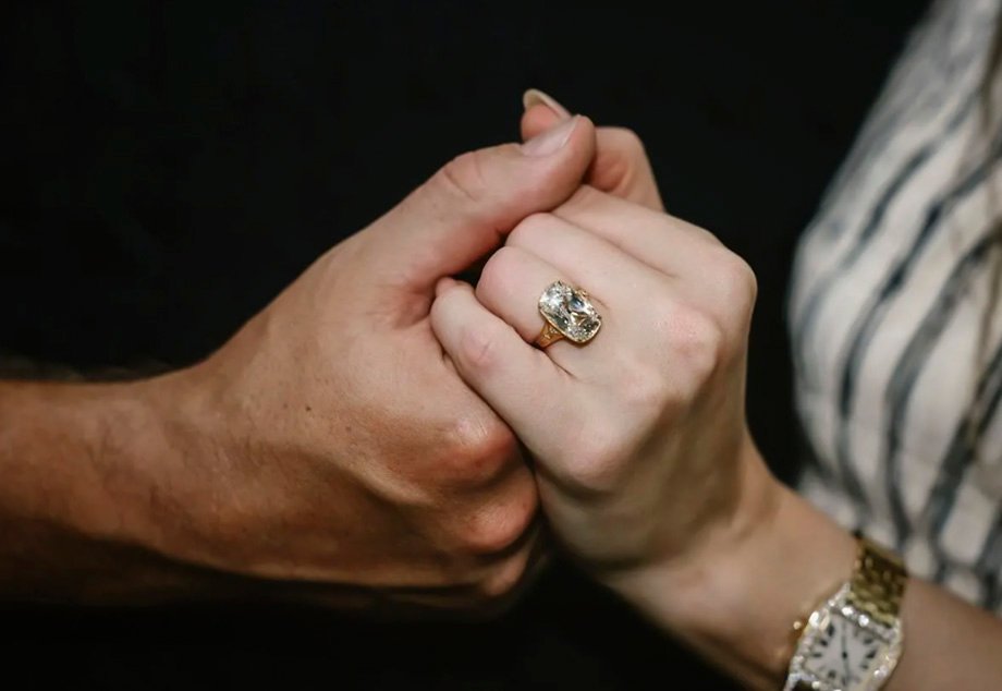 Taylor Swift anunca su compromiso con el jugador de fútbol americano Travis Kelce.