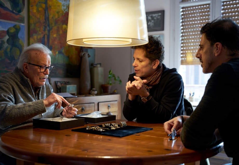 Para nosotros —Santi y Víctor, directores de Taller de Orfebres— trabajar junto al señor Farré ha sido, y sigue siendo, un enorme privilegio. 