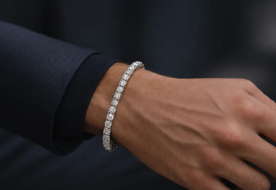 Pulsera rivière para hombre con diamantes en oro blanco combinada con un conjunto oscuro de estilo elegante