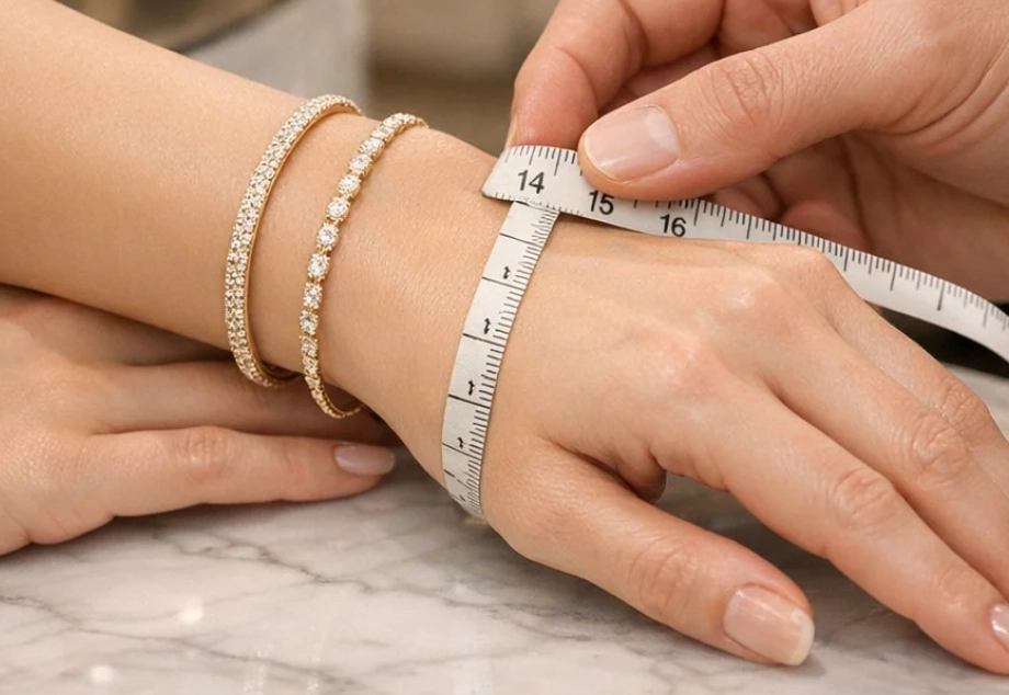 Medición de la muñeca para elegir la longitud adecuada de una pulsera rivière