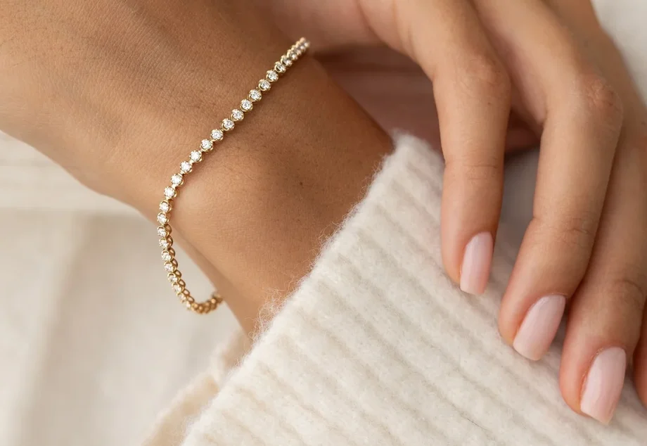 Pulsera rivière fina de diamantes en oro amarillo ajustada a la muñeca