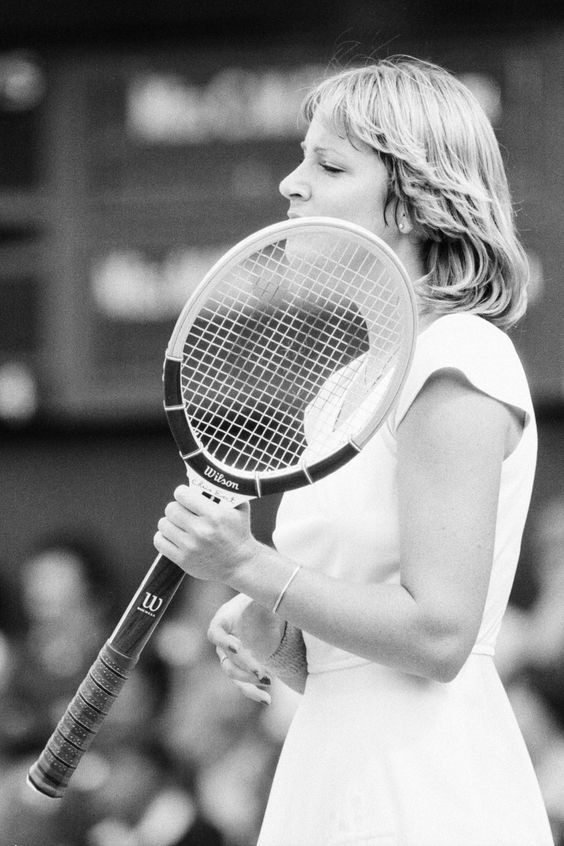 Chris Evert durante un partido con una pulsera de diamantes en la muñeca, origen del término tennis bracelet