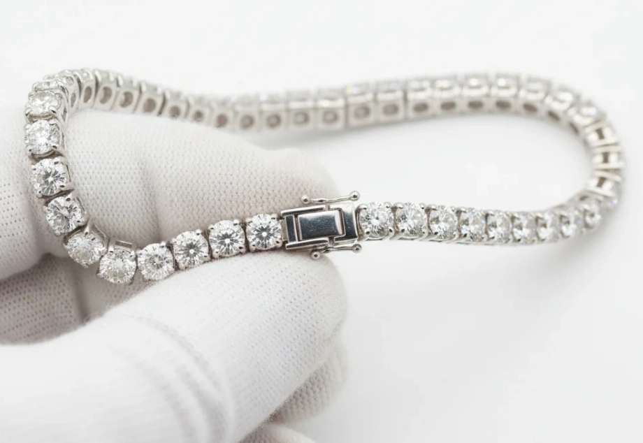 Detalle del cierre de seguridad y diamantes engastados en una pulsera rivière de oro blanco