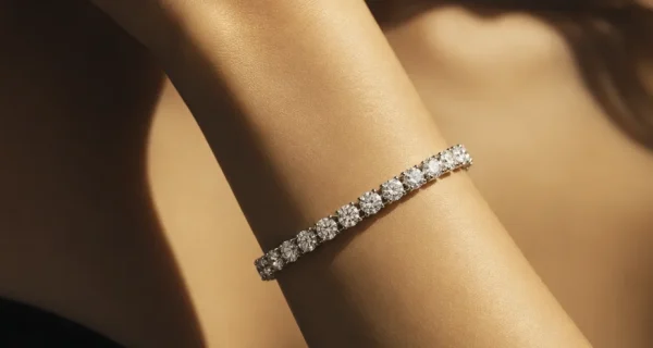 Pulsera rivière para mujer con diamantes talla brillante lucida en la muñeca