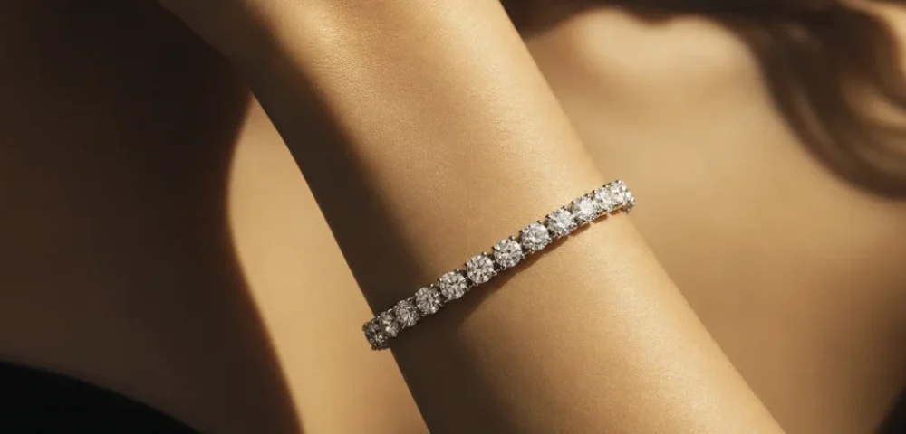 Pulsera rivière para mujer con diamantes talla brillante lucida en la muñeca