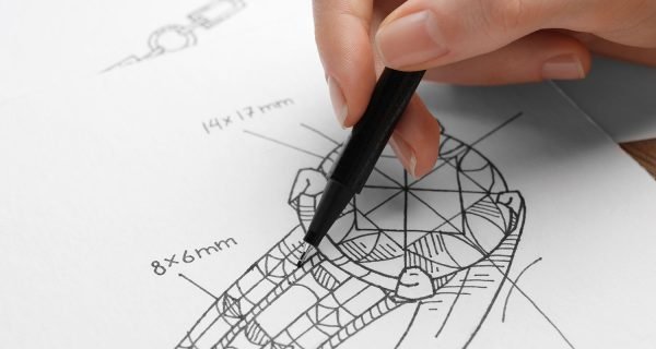 Con una base sólida proporcionada por el briefing y la investigación, el siguiente paso en la producción de colecciones de joyería y piezas de diseño es el desarrollo de ideas y el diseño.