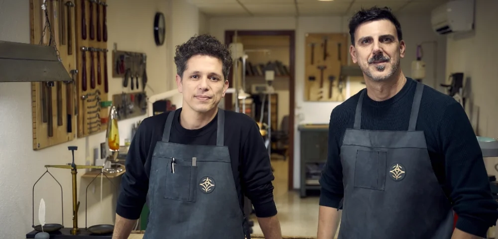 Maestros joyeros trabajando en el taller de orfebrería de Taller de Orfebres en Barcelona